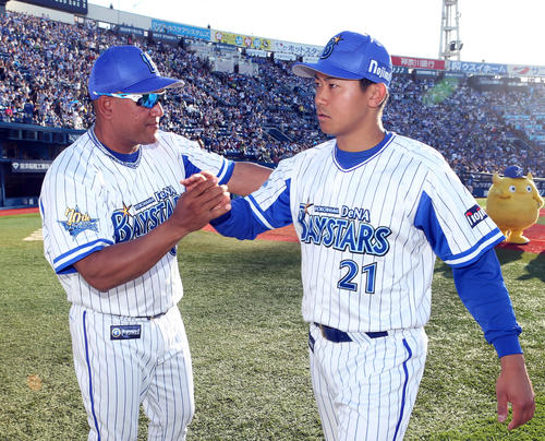 DeNA対ヤクルト　試合後、ラミレス監督（左）に迎えられる今永（撮影・狩俣裕三）