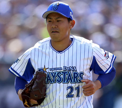 DeNA対ヤクルト　2回表を抑え、走りながら厳しい表情でベンチに戻る今永（撮影・狩俣裕三）
