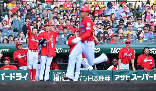9回表広島1死一、三塁、会沢の左翼線2点二塁打で生還する曽根をガッツポーズで出迎える菊池（左から3人目）と大瀬良（撮影・上田博志）
