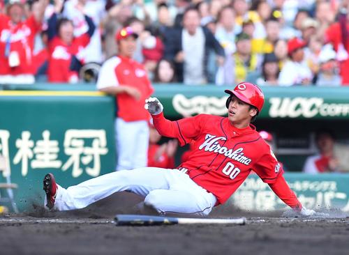 9回表広島1死一、三塁、会沢の左翼線2点二塁打で一塁から生還する曽根（撮影・上田博志）