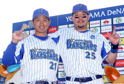 DeNA対ヤクルト　ヒーローインタビュー後、「ジョイポーズ」を決める今永（左）と筒香（撮影・狩俣裕三）