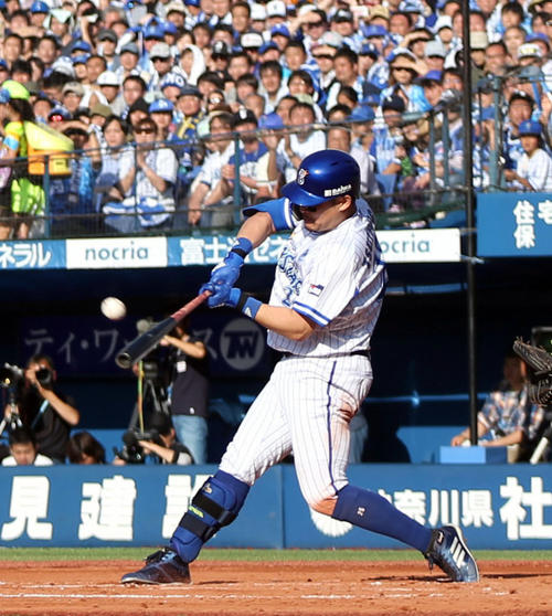 DeNA対ヤクルト　7回裏DeNA無死一塁、2点本塁打を放つ筒香（撮影・狩俣裕三）