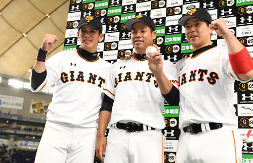 巨人対中日　ウイニングボールを手に笑顔を見せる巨人高木（中央）。左は陽、右は炭谷（撮影・横山健太）