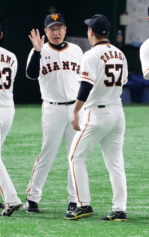 巨人対中日　今季初勝利を決めた高木（手前）とハイタッチする原監督（撮影・浅見桂子）