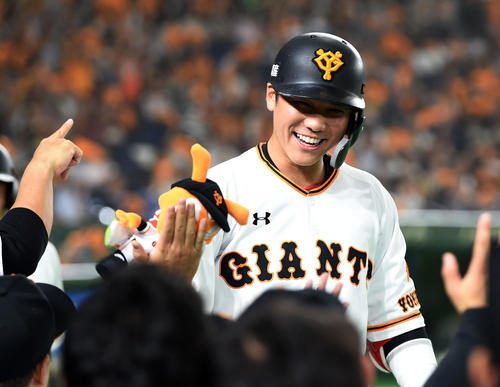 巨人対中日　8回裏巨人1死三塁、中越え2点本塁打を放ち笑顔を見せる坂本勇（撮影・横山健太）
