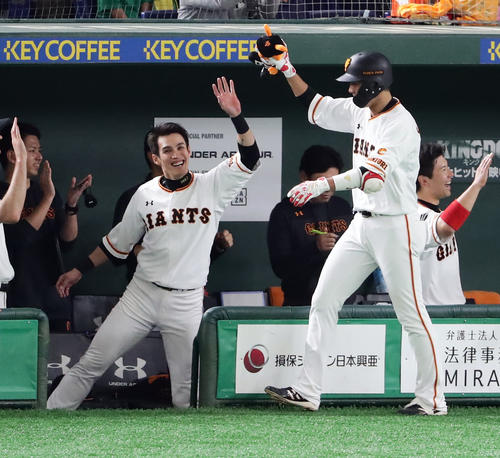 巨人対中日　8回裏巨人1死三塁、坂本勇（右）が中越え2点本塁打を放ち、笑顔でハイタッチする陽岱鋼（撮影・浅見桂子）