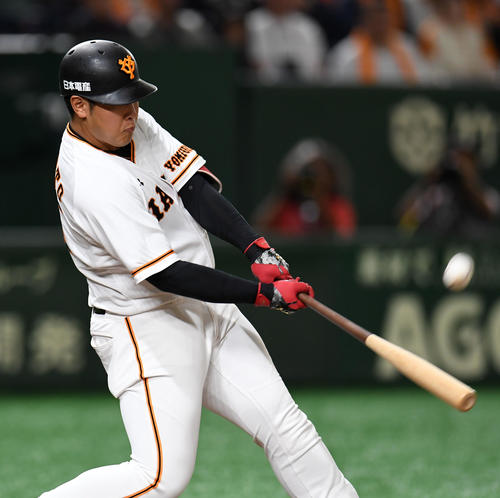 巨人対中日　5回裏巨人2死一、二塁、岡本の打球は天井直撃の適時打となる（撮影・横山健太）