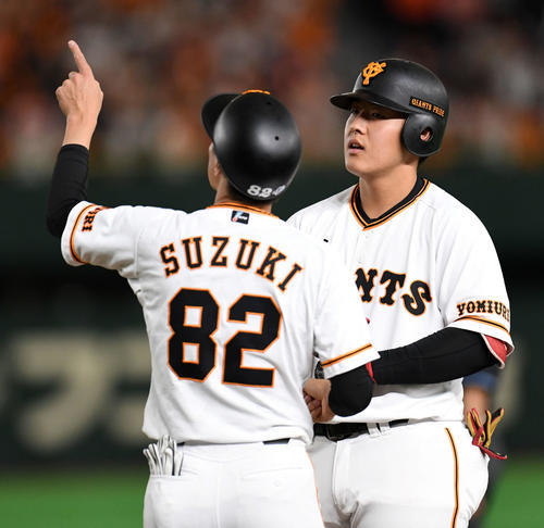 巨人対中日　天井を直撃した箇所を確認する巨人鈴木コーチ（左）と岡本（撮影・横山健太）