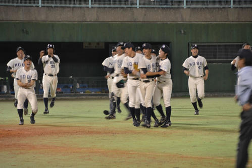 延長10回タイブレークの末勝利し、喜ぶ神戸大ナイン