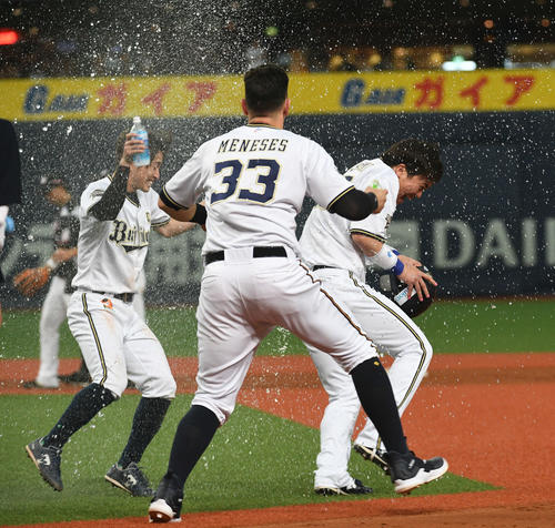 オリックス対ロッテ　10回裏オリックス2死二塁、サヨナラ打を放った伏見（右）は手荒い祝福を受ける（撮影・渦原淳）