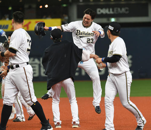 10回裏オリックス2死二塁、サヨナラ打を放った伏見（右から2人目）は跳び上がって喜ぶ（撮影・渦原淳）