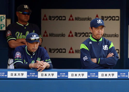 DeNA対ヤクルト　8回裏、厳しい表情の小川監督（右）。左は宮本ヘッドコーチ（撮影・狩俣裕三）