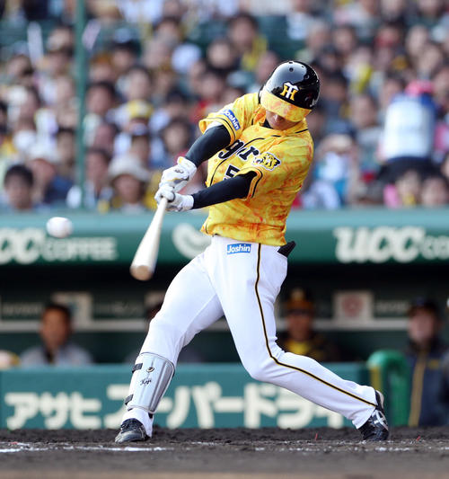 阪神対広島　7回裏阪神2死一、二塁、左前打を放つ近本（撮影・前田充）