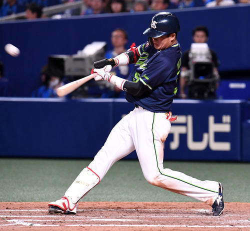 中日対ヤクルト　8回表ヤクルト無死一塁、村上は右中間に2点本塁打を放つ（撮影・前岡正明）