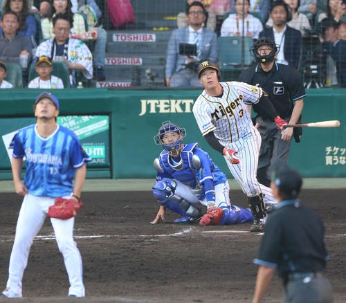 10回裏阪神2死一塁、大山はサヨナラ二塁打を放つ（撮影・上山淳一）