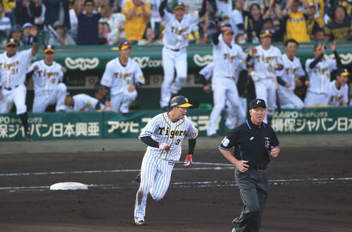 大山はサヨナラ二塁打を放つ（撮影・上山淳一）