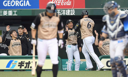 西武対日本ハム　7回表日本ハム無死、7号ソロ本塁打を放った中田翔を迎える栗山英樹監督（撮影・たえ見朱実）