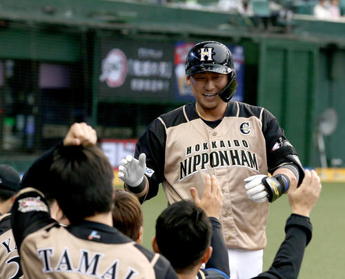 西武対日本ハム　7回表日本ハム無死、右越えソロ本塁打を放ちチームメートに出迎えられる中田（撮影・佐藤翔太）