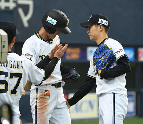 1回裏オリックス2死二塁、吉田正尚の先制適時打で生還した佐野皓大を迎える山岡泰輔（右）（撮影・渦原淳）