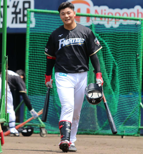 打撃練習を終え引き揚げる日本ハム清宮（撮影・山崎純一）
