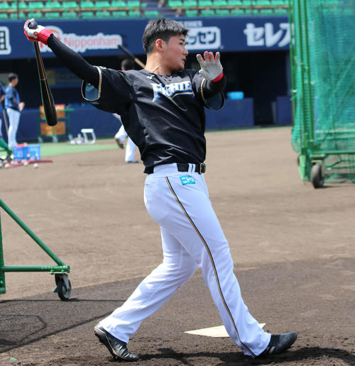 ロングティーをする日本ハム清宮（撮影・山崎純一）