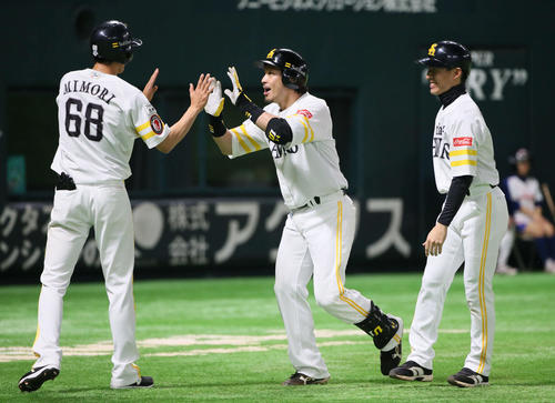 ソフトバンク対楽天　1回裏ソフトバンク2死二、三塁、松田宣浩は左越えに250号先制3点本塁打を放ちナインの出迎えを受ける（撮影・栗木一考）