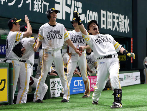 ソフトバンク対楽天　1回裏ソフトバンク2死二、三塁、松田宣浩は左越えに250号先制3点本塁打を放ちベンチ前で熱男のポーズ（撮影・栗木一考）