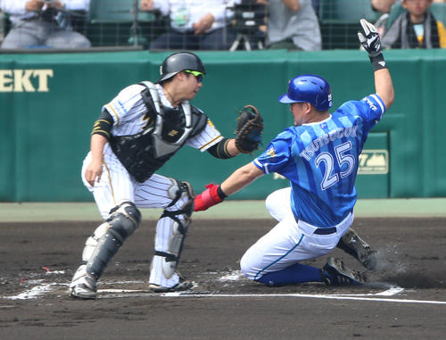 阪神対DeNA　2回表DeNA1死一、二塁、神里和毅の右前打で筒香嘉智（右）が先制の生還、捕手は梅野隆太郎（撮影・上山淳一）