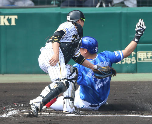 阪神対DeNA　2回表DeNA1死一、二塁、神里和毅の右前打で筒香嘉智（右）が先制の生還、捕手は梅野隆太郎（撮影・上山淳一）