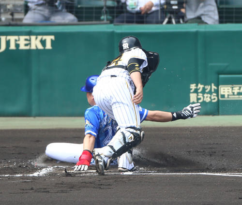 阪神対DeNA　2回表DeNA1死一、二塁、神里和毅の右前打で筒香嘉智が先制の生還、捕手は梅野隆太郎（撮影・上山淳一）