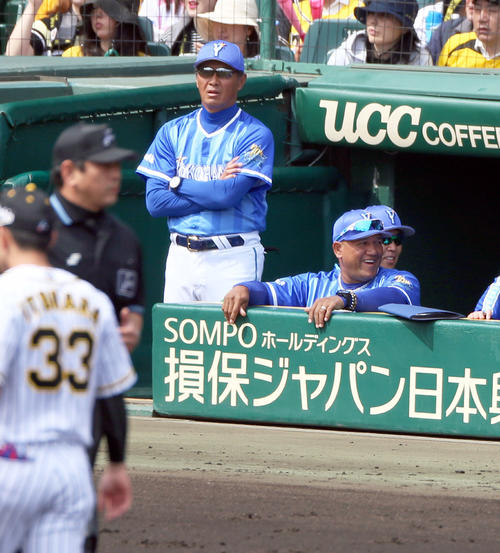 阪神対DeNA　「リクエスト」に成功し、笑顔のアレックス・ラミレス監督（撮影・上山淳一）