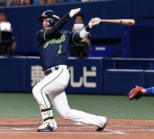 中日対ヤクルト7回戦　1回表ヤクルト無死満塁、山田哲人は先制の左適時2点二塁打を放つ（撮影・前岡正明）