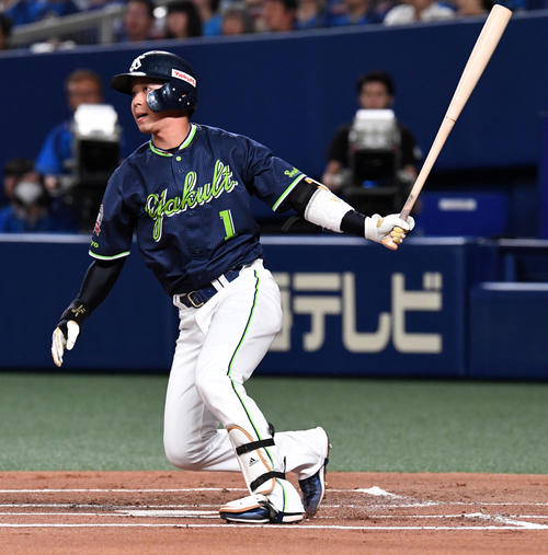 中日対ヤクルト　1回表ヤクルト無死満塁、山田は先制の左適時2点二塁打を放つ（撮影・前岡正明）