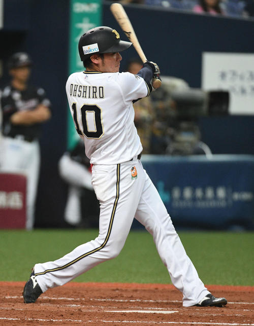 オリックス対ロッテ　4回裏オリックス2死一塁、大城滉二は適時三塁打を放つ（撮影・渦原淳）