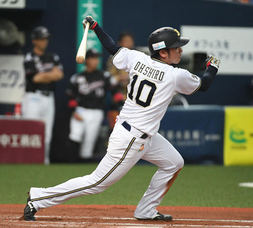 オリックス対ロッテ　6回裏オリックス2死一、二塁、大城滉二は適時打を放つ（撮影・渦原淳）