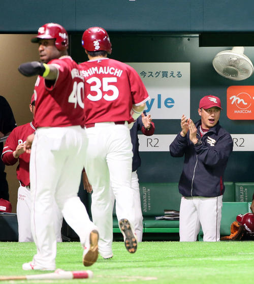3回表楽天2死満塁、嶋の走者一掃3点適時二塁打に喜ぶ平石監督（撮影・栗木一考）