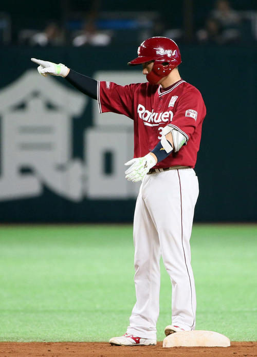 3回表楽天2死満塁、嶋は左中間へ走者一掃3点適時二塁打を放つ（撮影・栗木一考）