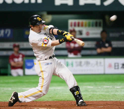 ソフトバンク対楽天　4回裏ソフトバンク1死、松田宣浩は左越えにソロ本塁打を放つ（撮影・栗木一考）