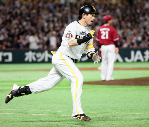ソフトバンク対楽天　4回裏ソフトバンク1死、松田宣浩は左越えにソロ本塁打を放つ（撮影・栗木一考）
