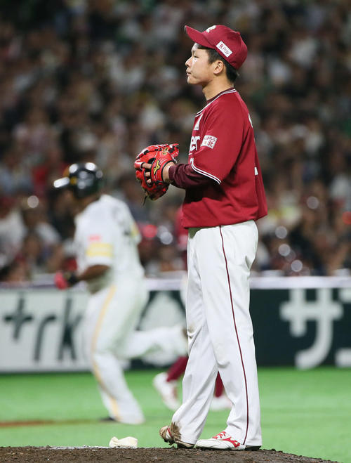 4回裏ソフトバンク1死二塁、デスパイネに2点本塁打を浴びる釜田（撮影・栗木一考）