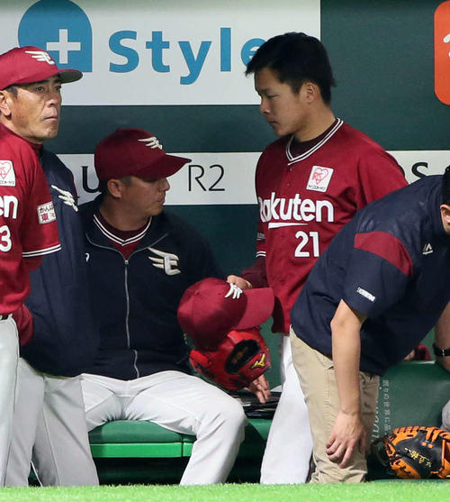 4回、ベンチ裏に引き揚げる釜田（右）と平石監督（撮影・栗木一考）