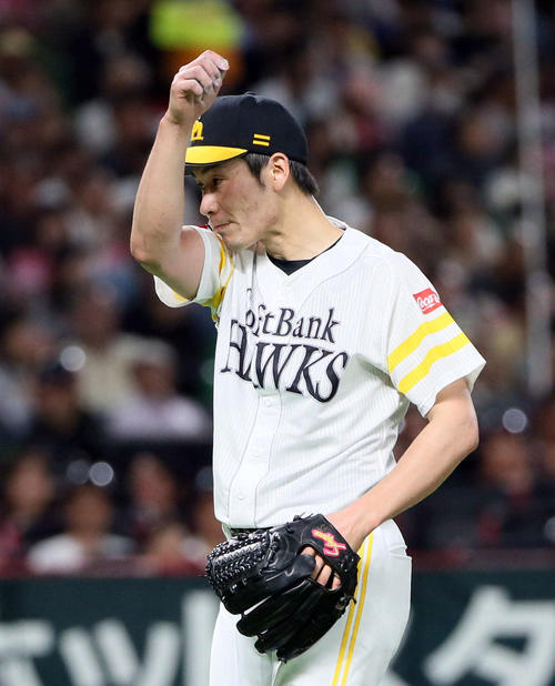 ソフトバンク対楽天　3回、逆転を許しガックリベンチへ引き揚げる武田翔太（撮影・栗木一考）