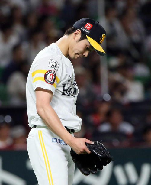 ソフトバンク対楽天　4回表楽天1死一塁、浅村栄斗に2点本塁打を浴びる武田翔太（撮影・栗木一考）