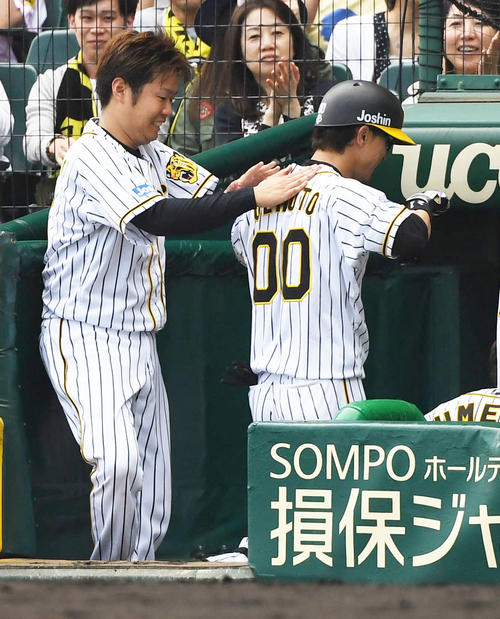 6回裏阪神無死、上本（右）は左越え本塁打を放ち西に迎えられる（撮影・奥田泰也）