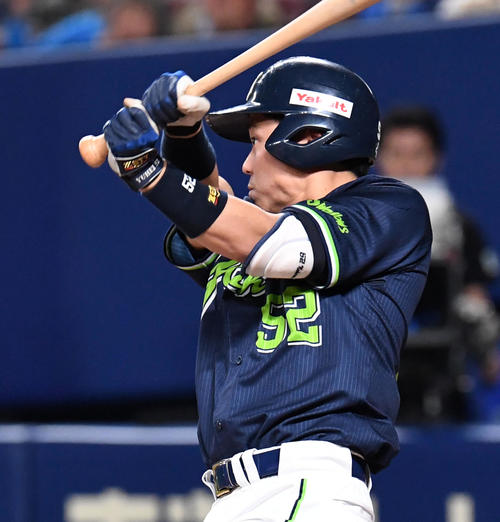 中日対ヤクルト　6回表ヤクルト1死一、二塁、中村は中越え適時2点二塁打を放つ（撮影・前岡正明）