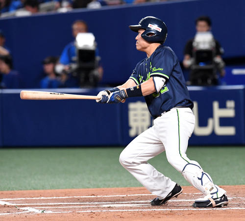 中日対ヤクルト　6回表ヤクルト1死一、二塁、中村は中越え適時2点二塁打を放つ（撮影・前岡正明）