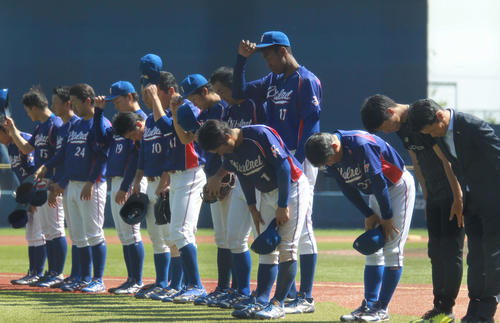 バイタルネット対JR秋田　試合後のあいさつでも199センチのアドゥワは目立つ