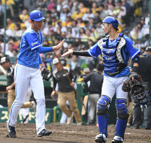 3回を無失点に抑えた阪口（左）は伊藤光とタッチを交わす（撮影・奥田泰也）