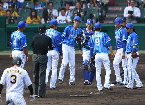 4回裏阪神1死一、二塁、ピンチを招いた阪口の元に集まるDeNA内野陣（撮影・上山淳一）