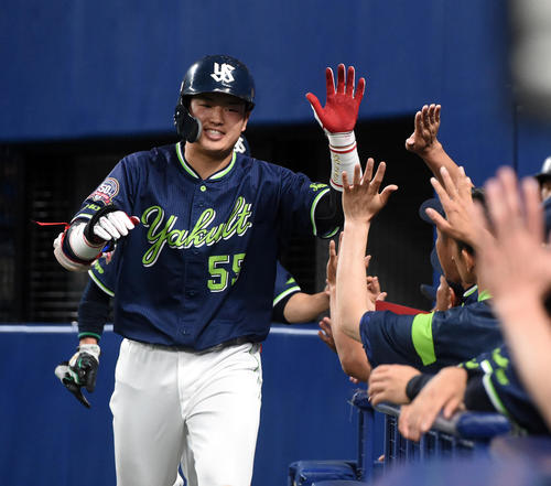 8回表ヤクルト無死一塁、村上は右中間に2点本塁打を放ち笑顔でナインとタッチ（撮影・前岡正明）